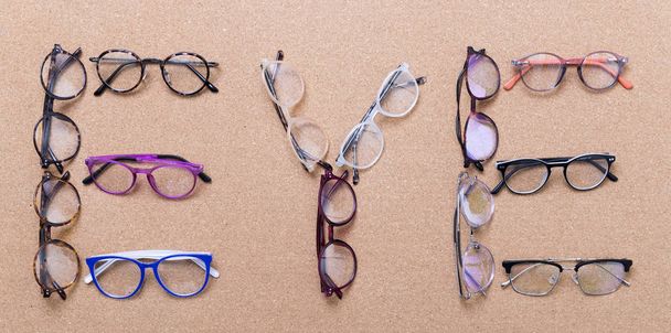 Slovo "Oko" je vyroben z brýle na nástěnce - Fotografie, Obrázek