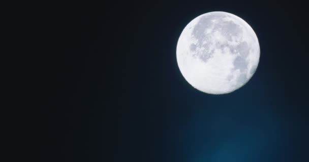 4 k hatalmas hideg trópusi Hold. A Fullmoon éjszakai égbolton. Hold idő telik el. Moonlight. Kísérteties ködös éles Hold. Halloween. A természetes műhold a föld, a nagy kontrasztos látható egyértelműen az óceán felett. - Felvétel, videó