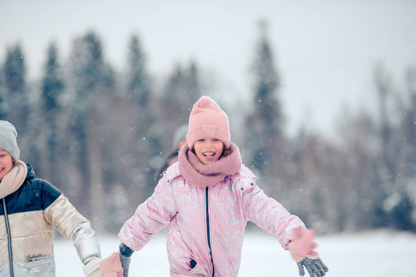 Portrait de petite fille adorable dans la neige ensoleillée journée d'hiver
 - Photo, image