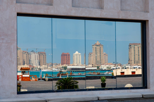 Estado de Qatar. Doha. Skyline como se ve en la reflexión
. - Foto, imagen