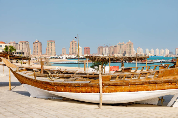 Estado de Qatar. Doha. Playa dhow estilo tradicional
. - Foto, imagen