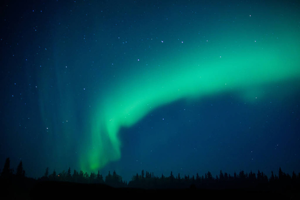 Aurora borealis ως μαγικό φαινόμενο του βόρειου ουρανού, Alaska ταξίδια και περιπέτεια - Φωτογραφία, εικόνα