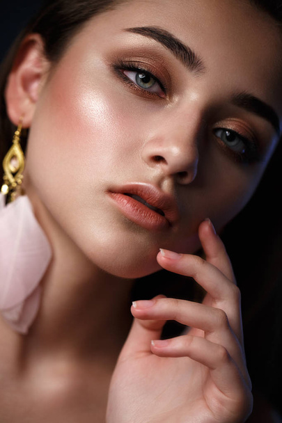 Beautiful girl with classic evening make up. Beauty face. - Foto, afbeelding