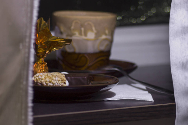 Bögrék, az asztalon az ablak mellett teáskanna - Fotó, kép