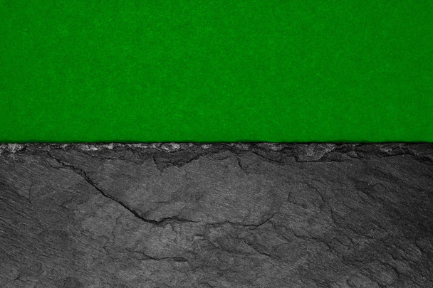 Abstraktní pozadí složení rozdělit na polovinu matné tmavě zelenou barvu papíru a černý kámen s kopií prostor - Fotografie, Obrázek