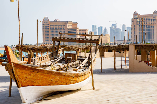 Stato del Qatar. Doha. Spiaggiato dhow stile tradizionale
. - Foto, immagini