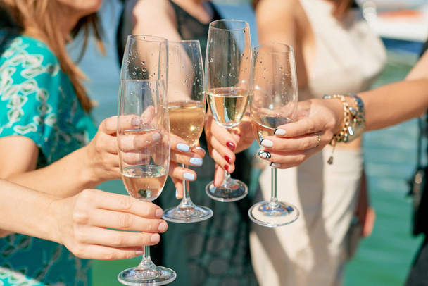 Le donne bevono bicchieri di champagne applausi da vicino
 - Foto, immagini
