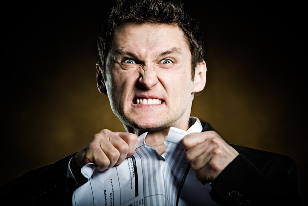 Homem de negócios irritado rasgando fatura
 - Foto, Imagem