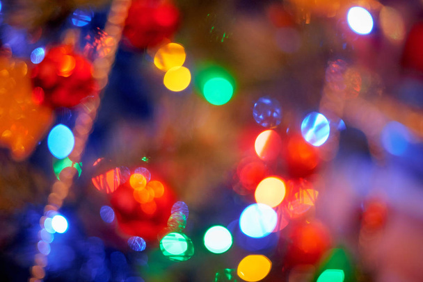 Árbol de Navidad en el interior de luz caliente
 - Foto, Imagen