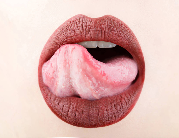 Zunge und sexy Mund. Frauenlippe, Frauenlippen. schöne Lippen, Lippenstift und Lipgloss, leidenschaftliches, sinnliches Make-up. sexy Lippen, Zunge raus. Nahaufnahme, Makro mit schönem Mund. Sinnlicher Genuss - Foto, Bild