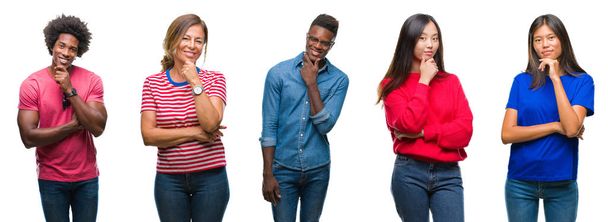 Composizione di afroamericani, ispanici e cinesi gruppo di persone su sfondo bianco isolato guardando fiducioso alla fotocamera con sorriso a braccia incrociate e mano alzata sul mento. Pensare positivo
. - Foto, immagini