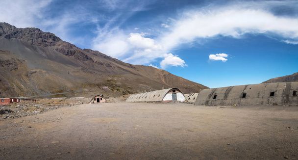 Λας Cascaras παλιά ερείπια από την κατασκευή του φράγματος Embalse el Yeso στο Cajon del Maipo - Χιλή - Φωτογραφία, εικόνα