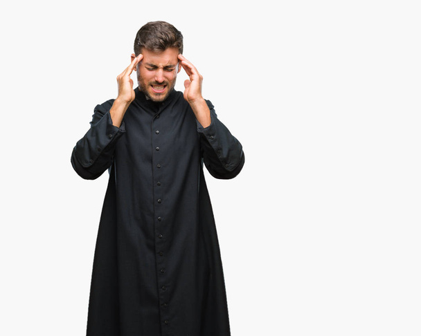 Jeune prêtre chrétien catholique homme sur fond isolé avec la main sur la tête pour la douleur à la tête parce que le stress. Migraine souffrante
. - Photo, image