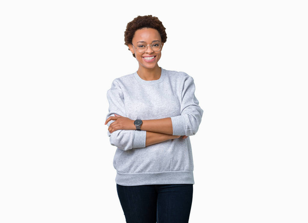 junge schöne afrikanisch-amerikanische Frau mit Brille über isoliertem Hintergrund glücklich lächelnd mit verschränkten Armen in die Kamera blickend. positive Person. - Foto, Bild
