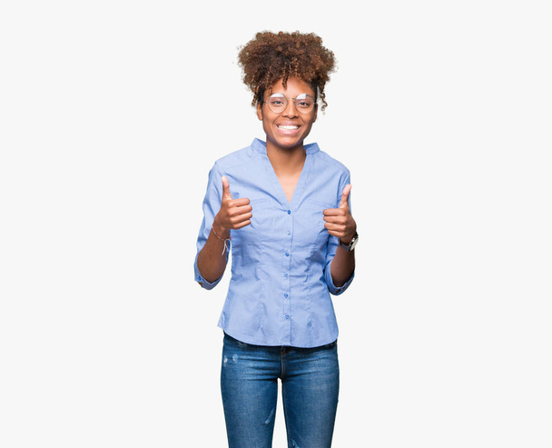 Gyönyörű fiatal afro-amerikai üzletasszony át elszigetelt háttér siker jele ennek pozitív gesztus kézzel, remek fel mosolyogva és boldog. Nézi a kamera vidám kifejezés, győztes gesztus. - Fotó, kép