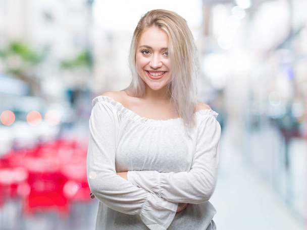 Jonge blonde vrouw over geïsoleerde achtergrond blij gezicht lachend met gekruiste armen kijken naar de camera. Positief persoon. - Foto, afbeelding