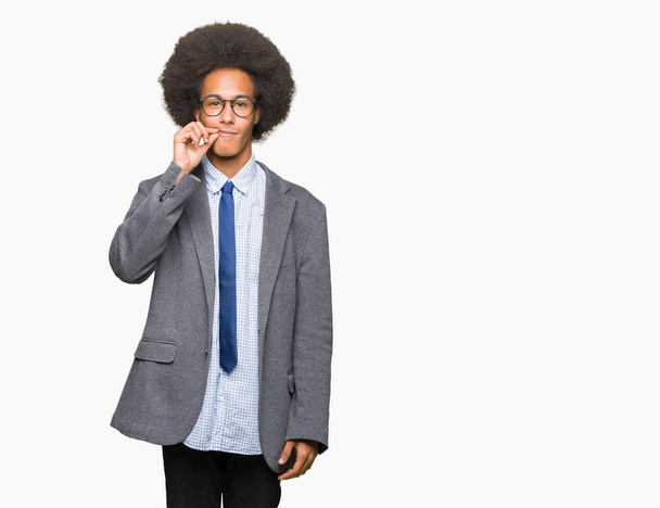 Fiatal afro-amerikai üzletember, afro haj visel szemüveget száj és az ajkak becsuk, mint zip ujjaival. Titkos és csendes, tabu beszél - Fotó, kép