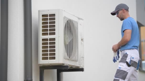 Heizungs- und Kühltechniker installiert neues Wärmepumpengerät - Filmmaterial, Video