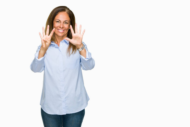 Belle femme adulte d'affaires d'âge moyen sur fond isolé montrant et pointant vers le haut avec les doigts numéro neuf tout en souriant confiant et heureux
. - Photo, image
