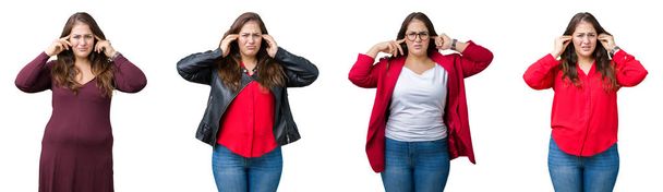 Collage einer schönen Plus-Size-Geschäftsfrau vor isoliertem Hintergrund, die die Ohren mit Fingern mit genervtem Gesichtsausdruck für den Lärm lauter Musik bedeckt. Gehörloses Konzept. - Foto, Bild