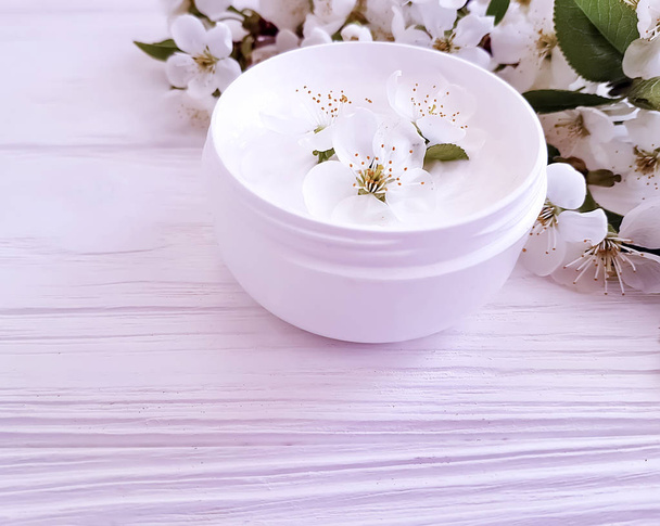 fleur de cerise, crème cosmétique sur fond en bois
 - Photo, image