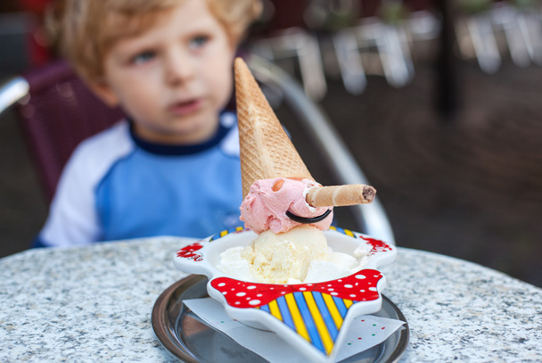 μικρό μικρό παιδί αγόρι τρώγοντας παγωτό το καλοκαίρι - Φωτογραφία, εικόνα
