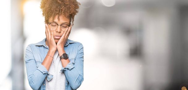 Krásná mladá africká americká žena nosí brýle nad izolované pozadí unavené ruce tvář, deprese a smutek, naštvaná a podrážděné problému - Fotografie, Obrázek