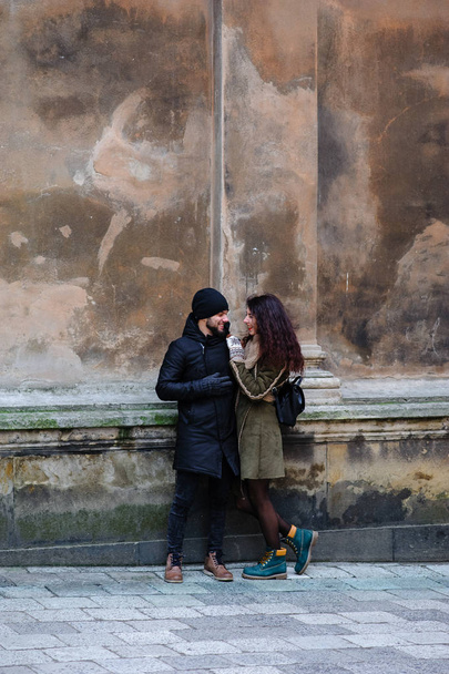 Ρομαντικό ζευγάρι διασκεδάζοντας σε εξωτερικούς χώρους, το χειμώνα πριν τα Χριστούγεννα. Απολαμβάνοντας δαπάνες φορά μαζί σε νέο έτος Eve. Δύο εραστές αγκάλιασμα και το φίλημα στην ημέρα του Αγίου Βαλεντίνου. - Φωτογραφία, εικόνα