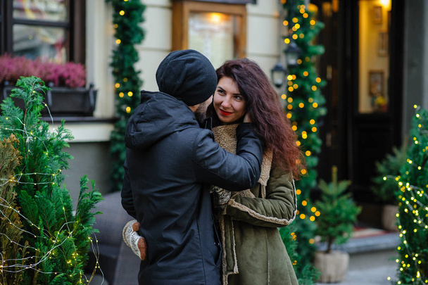 Giovane coppia romantica si sta divertendo all'aperto in inverno prima di Natale. Mi piace passare del tempo insieme a Capodanno. Due amanti si abbracciano e si baciano nel giorno di San Valentino
. - Foto, immagini