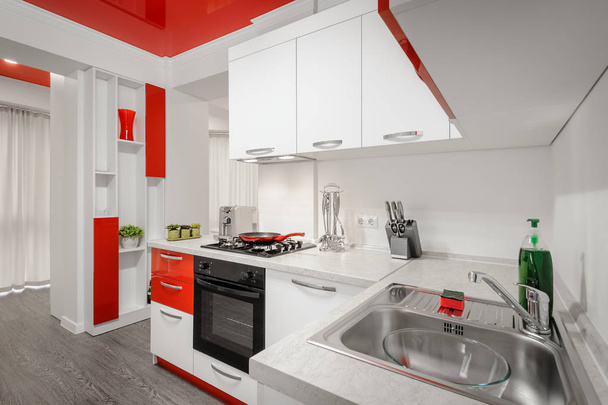 Modern piros és fehér konyha lakberendezés - Fotó, kép