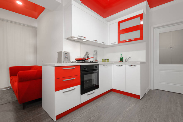 Μοντέρνα κουζίνα κόκκινο και λευκό εσωτερικό - Φωτογραφία, εικόνα