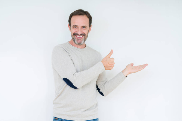 elegante sênior homem mais isolado fundo mostrando palma mão e fazendo ok gesto com polegares para cima, sorrindo feliz e alegre
 - Foto, Imagem