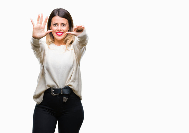 Молодая красивая женщина случайный белый свитер на изолированном фоне показывая и указывая пальцами номер шесть, улыбаясь уверенно и счастливо
. - Фото, изображение