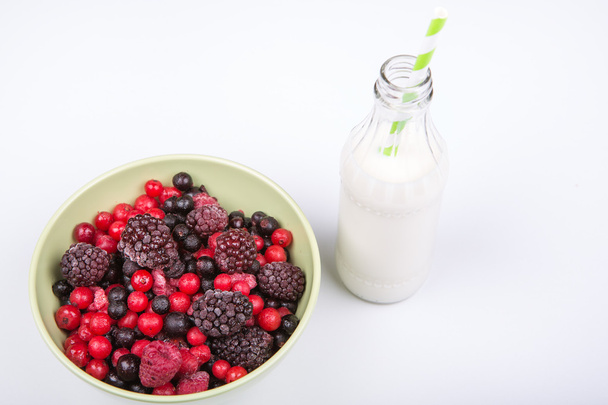 Здоровый завтрак с молоком и различными ягодами
 - Фото, изображение