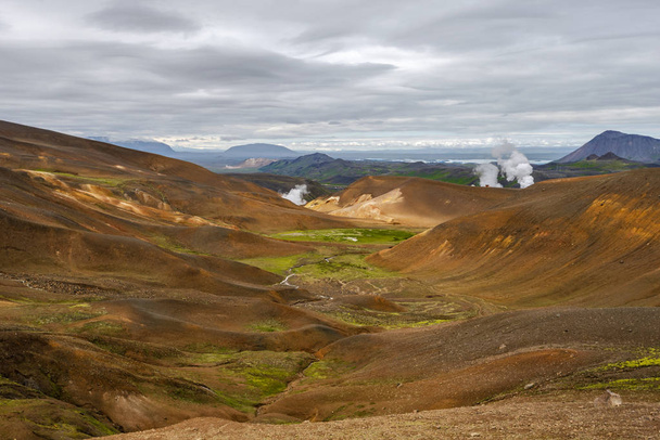 Вулканічний ландшафт площі Крафла на півночі Ісландії і озера Миварн і водно-болотних угідь на фоні, Нордурленд ейстра область. - Фото, зображення