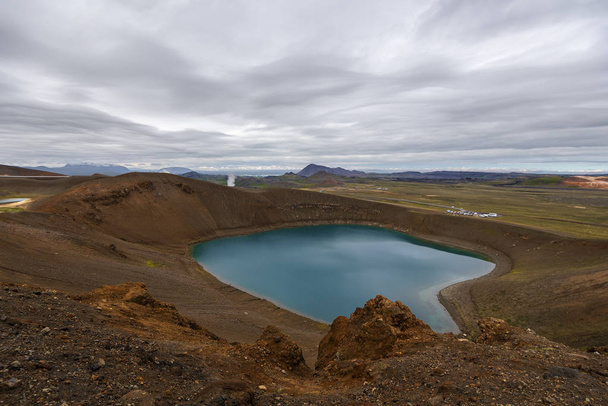 Krafla volkanik krater ve Kuzey İzlanda, Viti gölde Myvarn Gölü ve sulak, arka plan, Nordurland eystra bölge göster. - Fotoğraf, Görsel