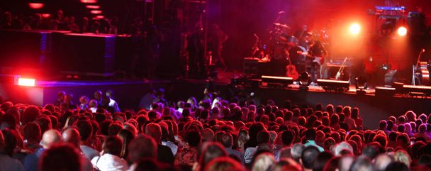 Live-Konzert mit vielen Mädchen und Jungen und der Rockband auf der Bühne - Foto, Bild