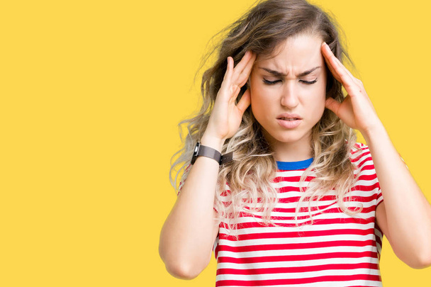 schöne junge blonde Frau über isolierten Hintergrund mit der Hand auf dem Kopf für Schmerzen im Kopf, weil Stress. Migräne. - Foto, Bild