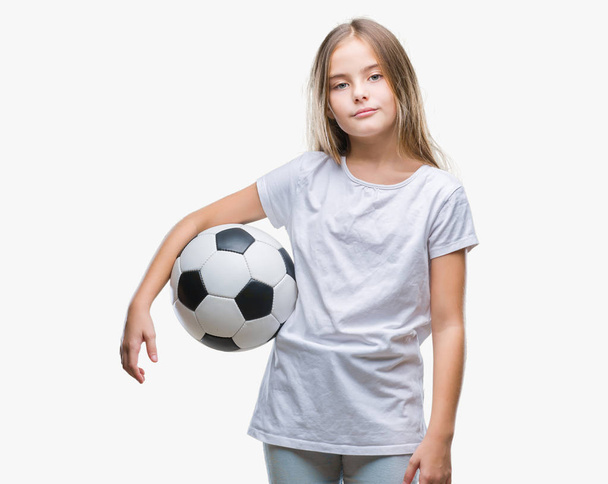 Mooi meisje houdt van voetbal voetbal over geïsoleerde achtergrond met een vertrouwen uitdrukking op slimme gezicht ernstige denken - Foto, afbeelding