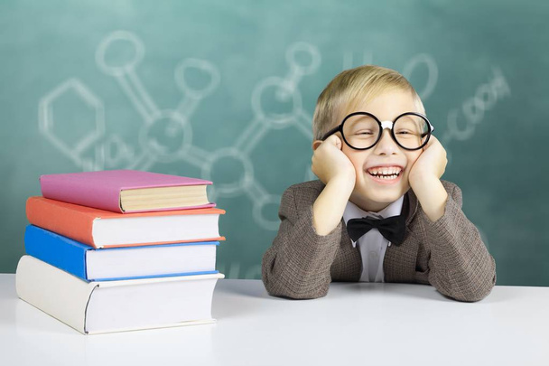 Junge mit Brille und Büchern  - Foto, Bild