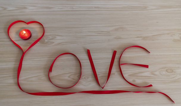 Любов, написаний у смужку стрічки. Валентина день концепції.  - Фото, зображення
