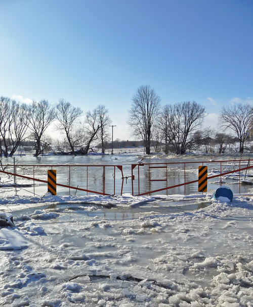 Rural winter brug overstroomd en bevroren - Foto, afbeelding