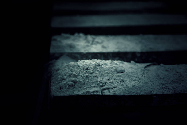 Polvo de yeso en fábrica industrial, construcción de cemento
 - Foto, Imagen