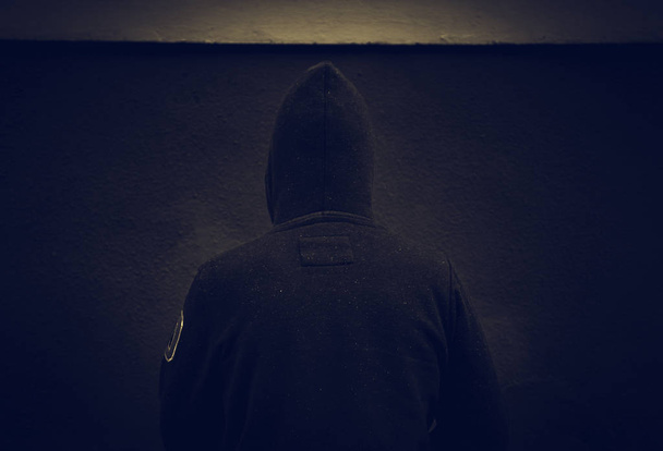 Homem de rua gangue, delinquência e drogas, violência
 - Foto, Imagem
