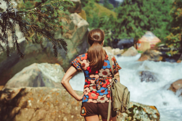 Mädchen blickt auf die Berge - Foto, Bild