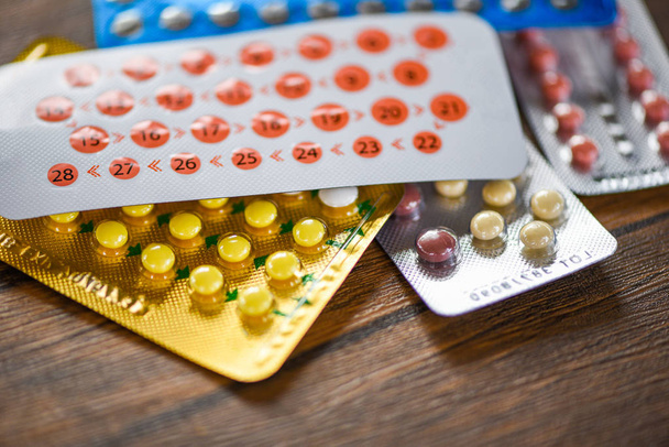 Comprimido contraceptivo Prevenir Gravidez Conceito de contracepção Controle de natalidade em fundo de madeira / cuidados de saúde e medicina - pílulas contraceptivas orais
 - Foto, Imagem