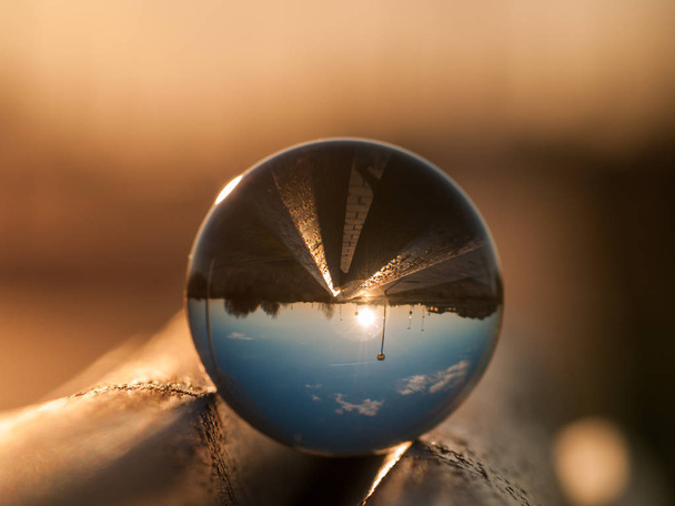水晶玉の澄んだ空の反射  - 写真・画像