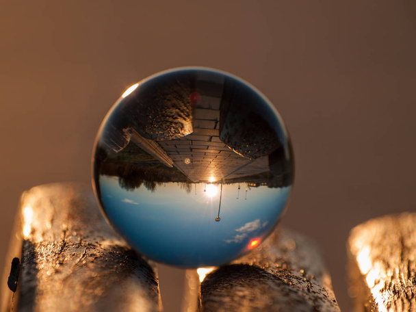 Reflejos del cielo despejado en una bola de cristal
  - Foto, Imagen