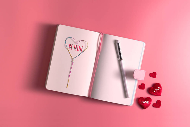 Mijne, dag van de Valentijnskaart begrip, liefde dagelijks met rood hart op roze achtergrond - Foto, afbeelding