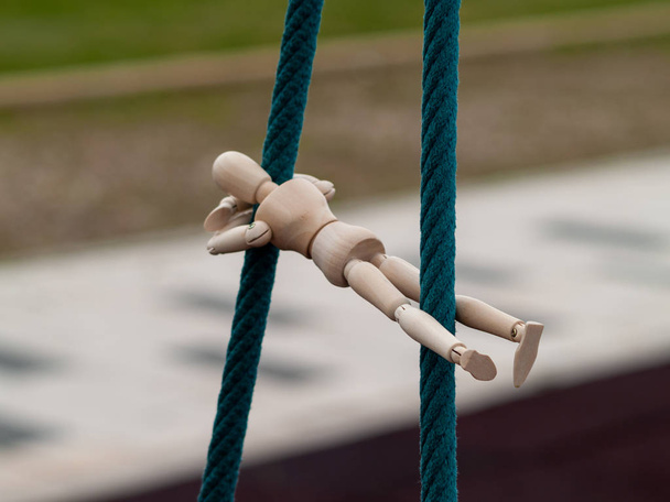Mannequin en bois accroché aux cordes
 - Photo, image